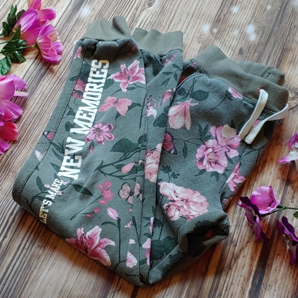 H&M Other - 3/$15 11/12 Olive sweatpants floral butterflies